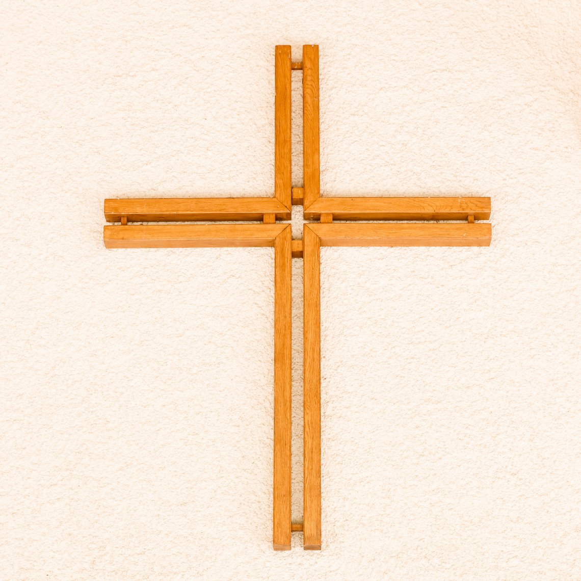 Kreuz an der Vorderseite der Aufbahrungshalle in der Kirchgemeinde Affoltern i.E.
